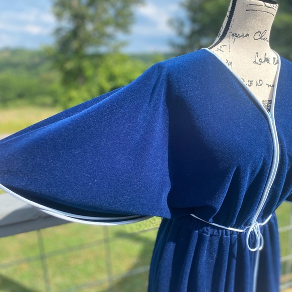 COPY - Vanity fair vintage butterfly sleeve velour maxi/dress/robe size medium - Picture 2 of 12